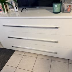 Free 3 Large Drawer Dresser To Pick Up 