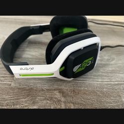 WIRELESS HEADSETS( ASTRO )FOR X BOX 1 STILL ON BOX 