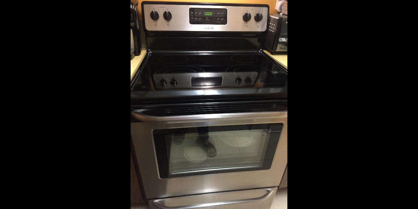 Frigidaire 30" Stainless Steel Smooth Top Range with 5.4 CuFt Self Cleaning Oven