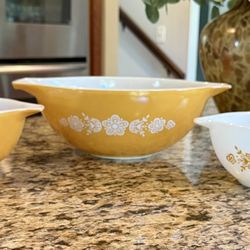 Vintage Pyrex Butterfly Gold Cinderella Nesting Bowl Set
