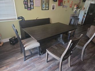 Living Spaces dinning Table 72in 8seat