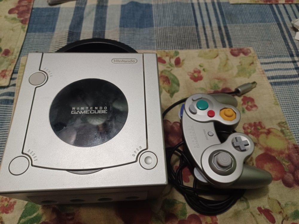 NINTENDO SILVER GAMECUBE SYSTEM WITH 2 CONTROLLERS AND GAMES $600 FINAL PRICE SEE 👀 ALL PICTURES 
