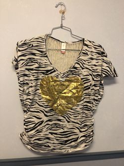 Juniors No Boundaries Heart Shirt - Size Medium