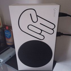 Like new Xbox Series S w/ Mini Anker speaker