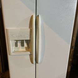 MAYTAG TOPFREEZER REFRIGERATOR (DELIVERY AVAILABLE))