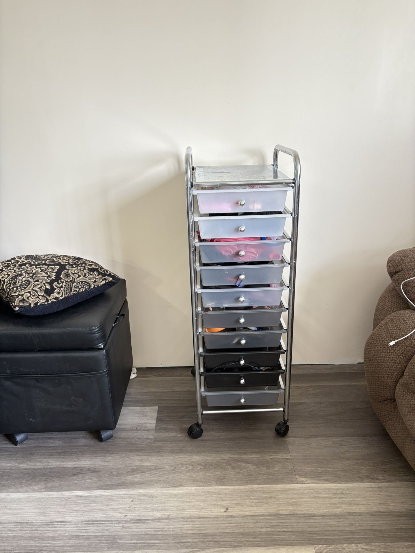 Rolling cart/ tray/ dresser. Carrito con ruedas
