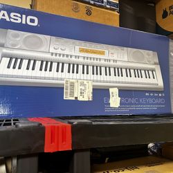 New Casio Wk-200 Electronic Keyboard and Stand
