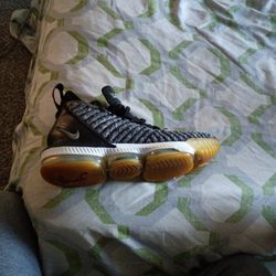 LeBron 16 Oreo Basketball Shoes