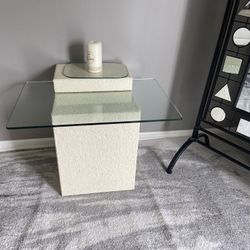 Very elegant glasses, table and ink table very much and elegant