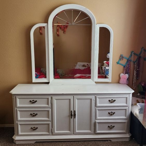 Large Solid Wood 9 Drawer Dresser With Vanity Mirror 