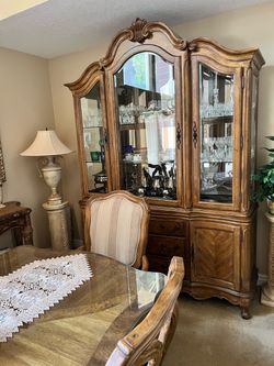 Schnadig dinning set with hutch