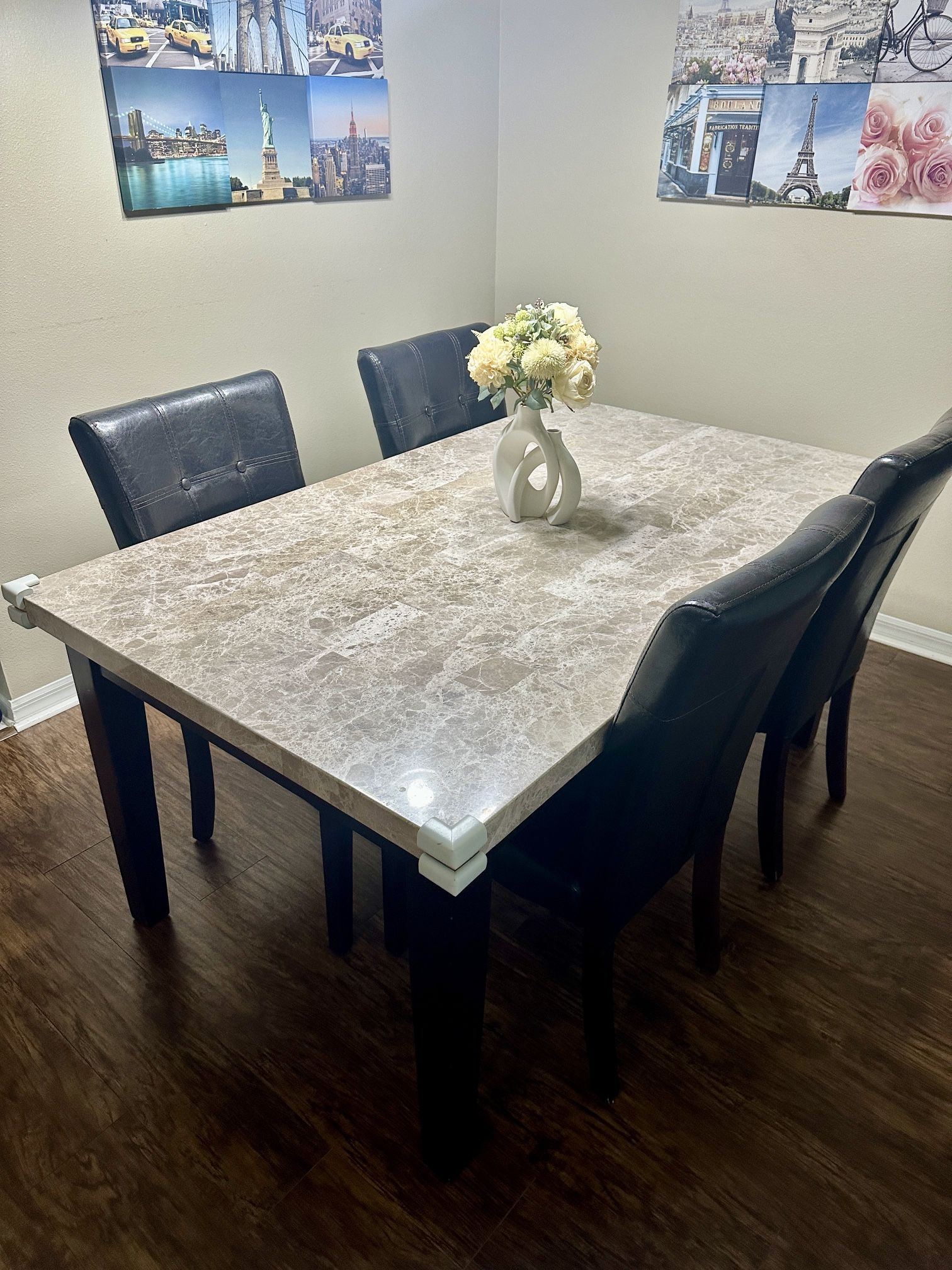 Dining Table With 4 Chairs Very Good Condition 