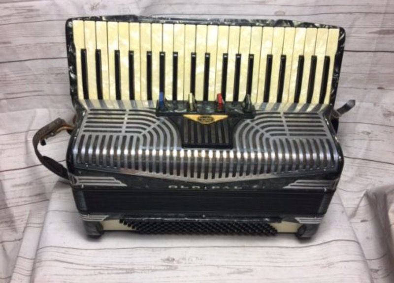 Iorio Candido accordion with case clean in great working condition