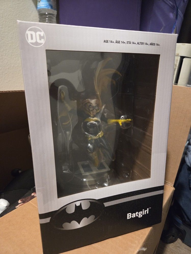 DC Comics Batgirl Statue (Gamestop Exclusive)
