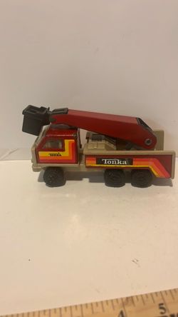 vintage 1970s–1980s Mini Tonka bucket lift boom truck featuring a red cab, beige body, and black wheels.
