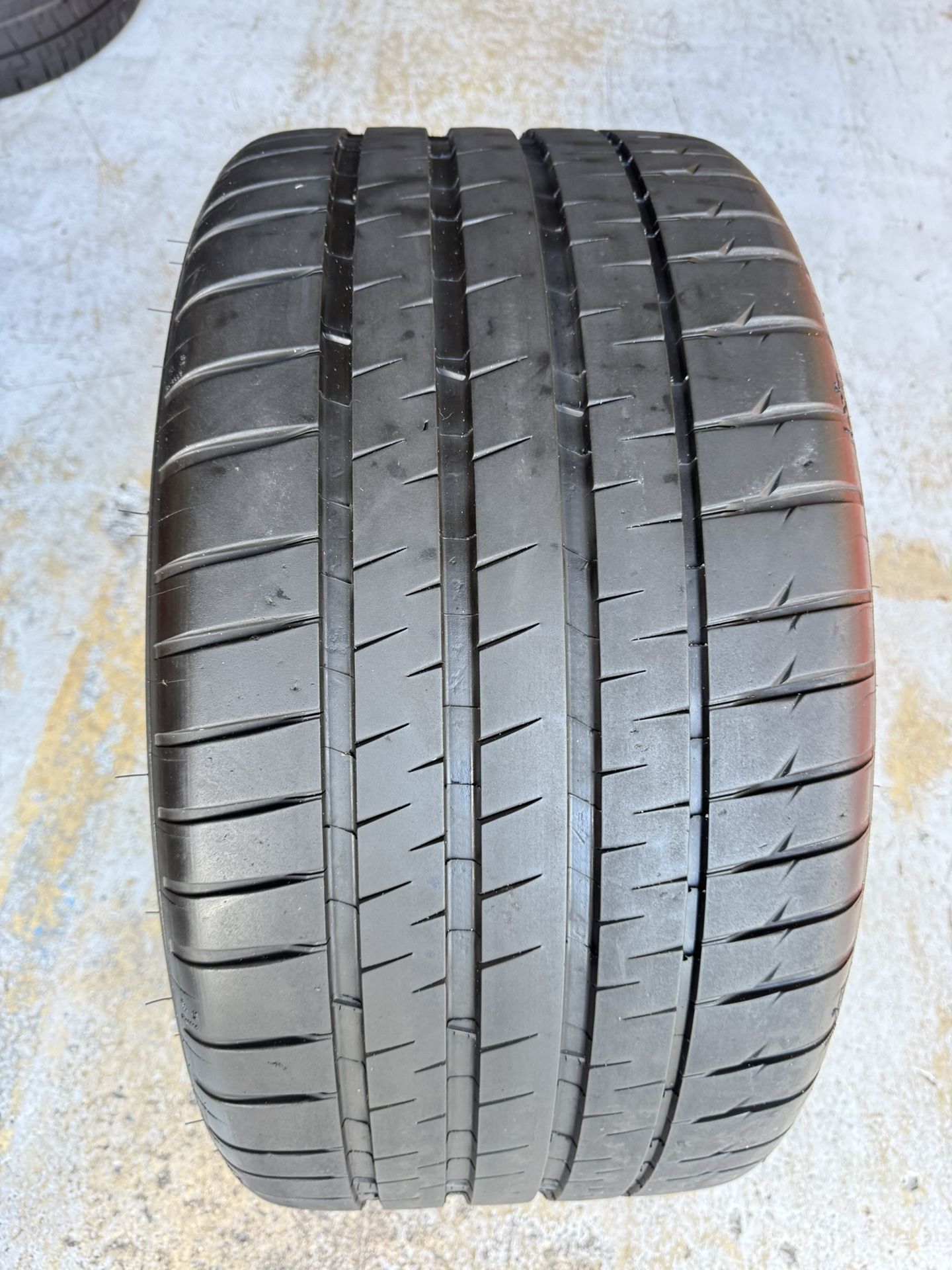 ONE TIRE 305/35/20 Michelin Pilot Sport 4S • Like New With 95% Left Only One Available •