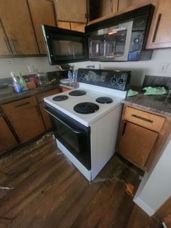 Working Electric Stove and Microwave