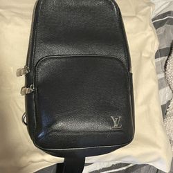 Louis Vuitton Av. Sling B. Taiga 