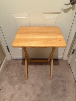 Small foldable tray table
