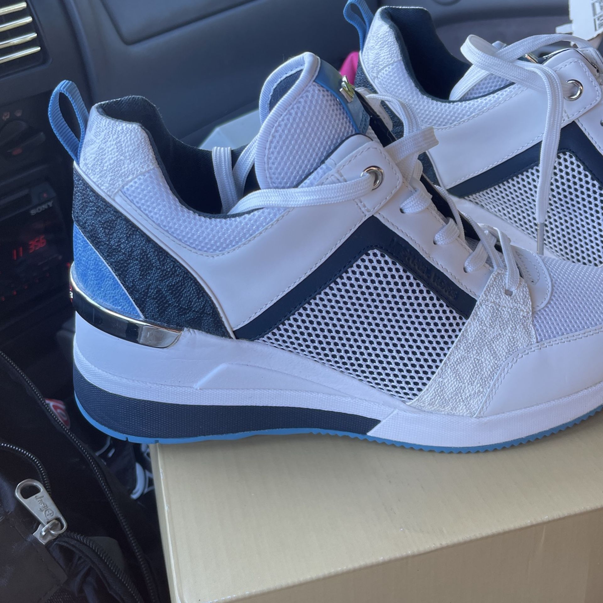 Tennis Shoes 9.5 MKort