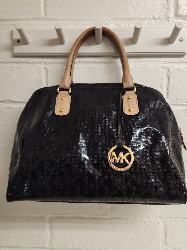 Michael Kors Black Signature Jet Set Patent Leather Domed Satchel Leather Handles Handbag very clean inside & Very beautiful!