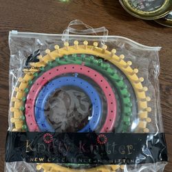 Crocheting 🧶 Knitting K nifty Knitter Round Loom Set Includes 4 Looms 