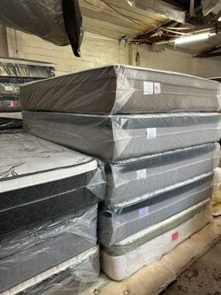 Queen Size Mattress Pillow Top 12"   new mattress in a plastic sealed