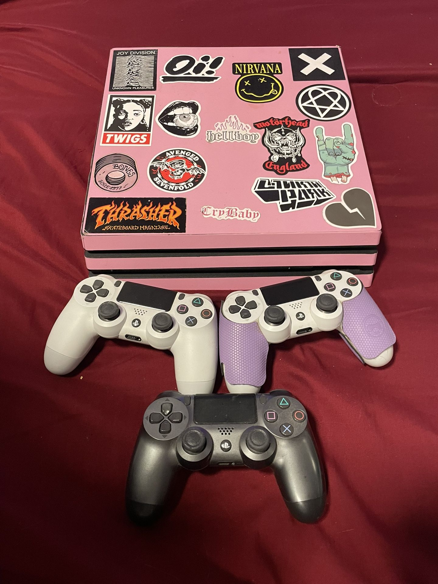 PS4 + 3 Controllers