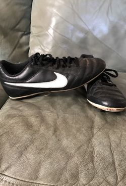 Nike leather cleats. Sz 6Y. Used one summer only. Need a good cleaning and they’ll be good as new