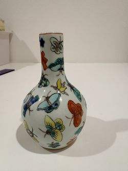 🦋 Vintage-Style Chinese Famille Rose "Hundred Butterflies" Mini Vase