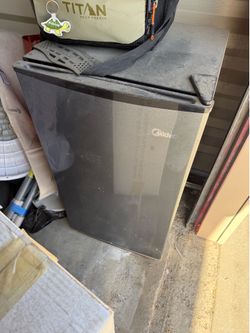 Midea mini fridge