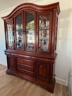 Beautiful Traditional China Cabinet / Hutch