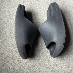 yeezy slides 