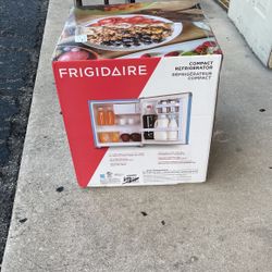 Compact Refrigerator 1.6