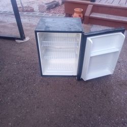 Mini fridge 