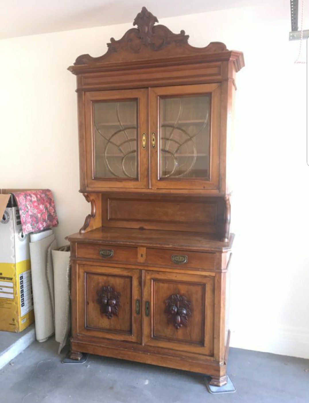 ANTIQUE SOLID WOOD CHINA CABINET CURIO DISPLAY BUFFET SERVER BEAUTIFUL CARVED SKELETON KEY FARMHOUSE VICTORIAN ANTIQUE DEALERS DREAM