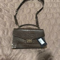 Elegant Crocodile-Embossed Brown Handbag This stylish crocodile-embossed handbag is perfect