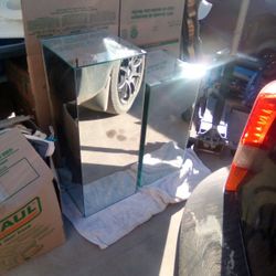 2 - MIRRORED DISPLAY STANDS