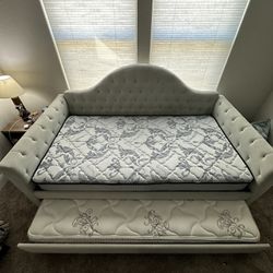 Tufted Day Bed With Trundle 