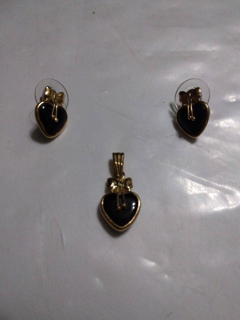 18K Gold And Black Onyx Pendant And Earring Set Use