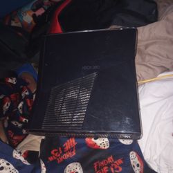 Xbox 360 (No Cords Or Controllers) 