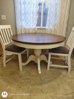 Round     kitchen table