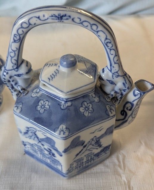 Chinese Export Blue & White porcelain Landscape Village Teapot