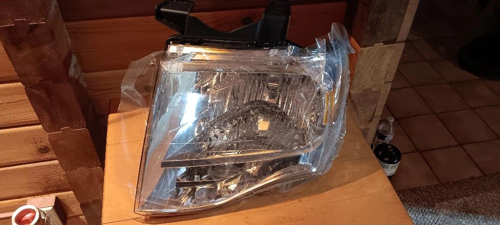NEW, FORD EXPEDITION 2013 Driver's Side Headlight