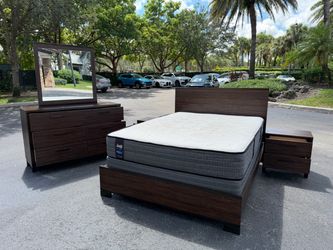 Beautiful Bedroom Set Queen Size Dark Brown Color In Excellent Condition by Coaster Furniture