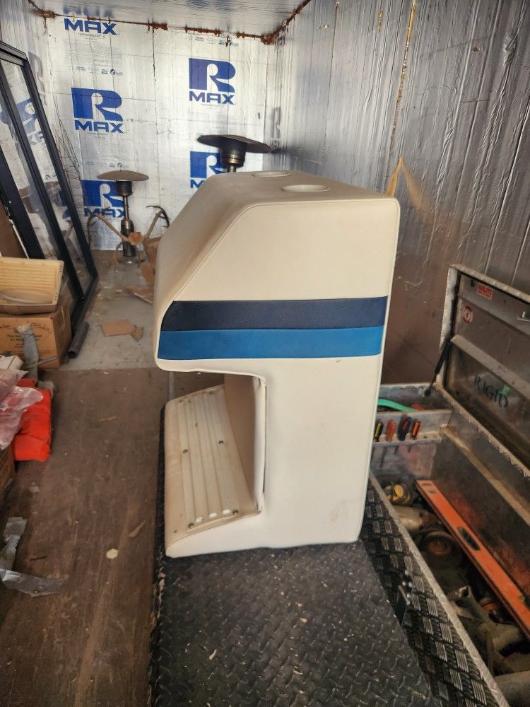 Pontoon steering council and seats