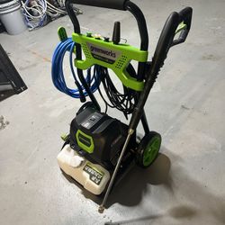 2000 Psi Greenworks Power washer 
