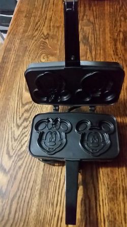 Mickey and Minnie sandwich maker Disney VitanTonio brand
