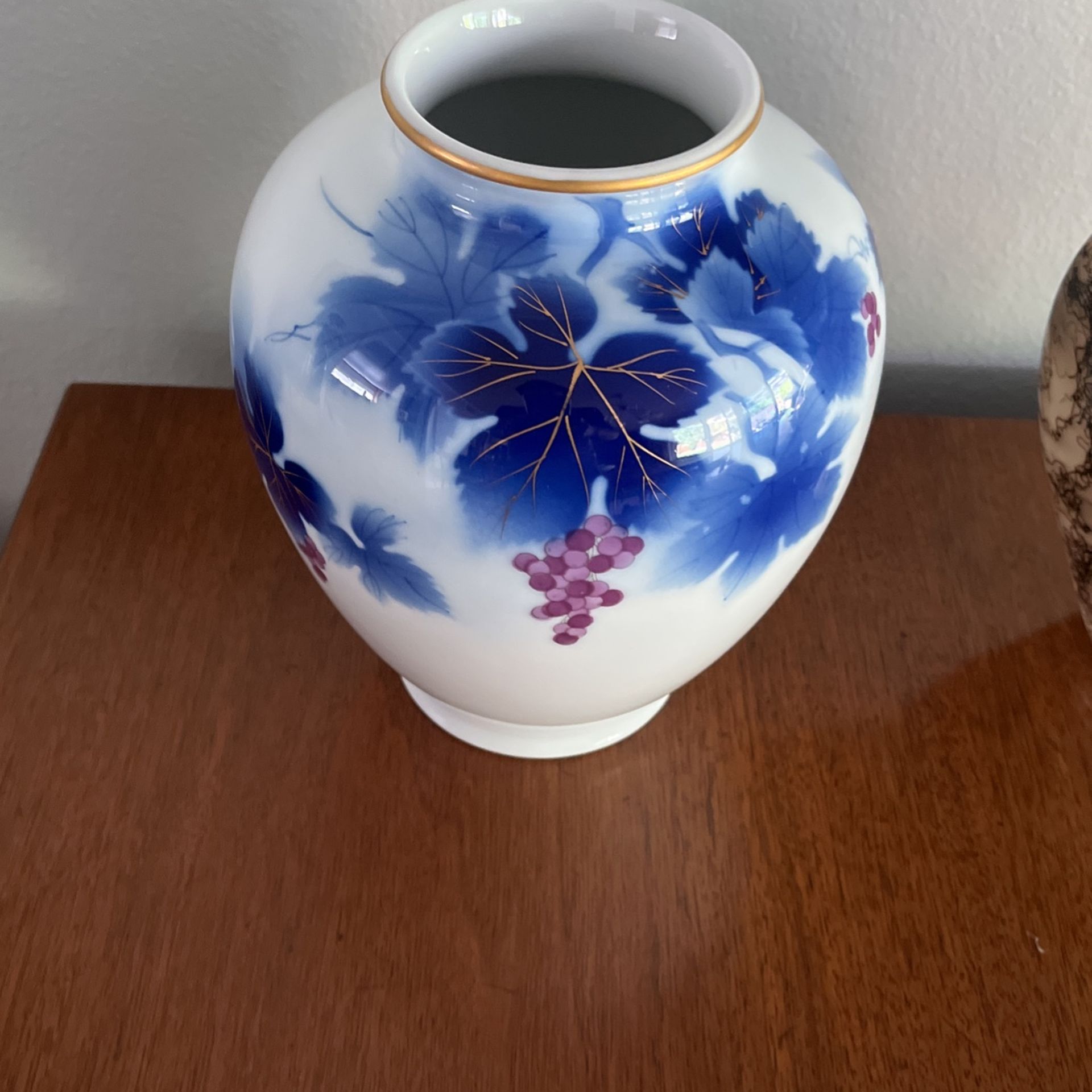 Fukagawa Porcelain Imperial White Grape Gold Flower Vase