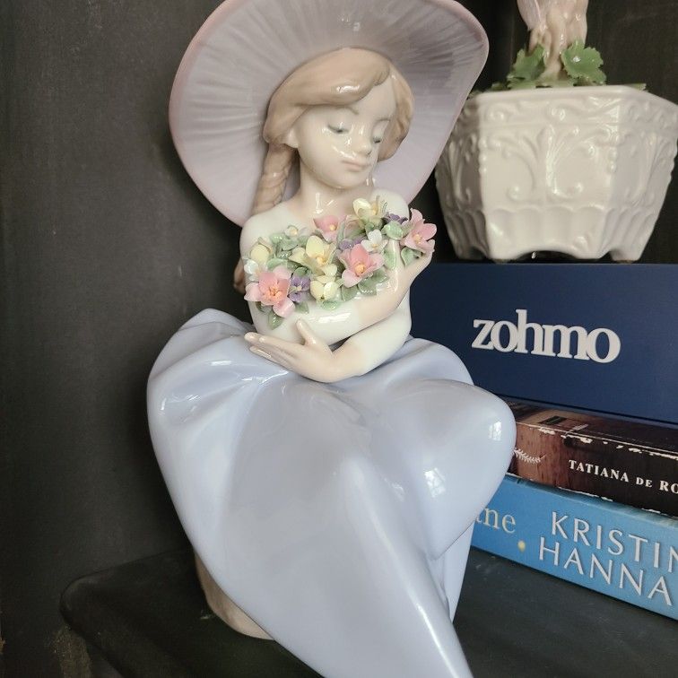 Lladro 5862 'Fragrant Bouquet' Fine Porcelain Figurine of Girl Holding Flowers